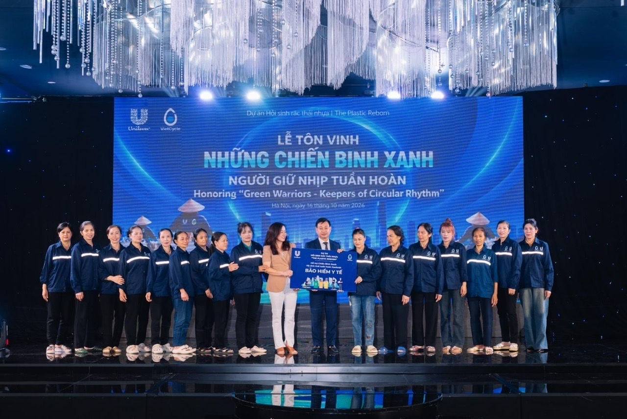 Công ty cổ phần VietCycle và Công ty Unilever Việt Nam trao thẻ Bảo hiểm y tế cho người lao động thu gom phế liệu