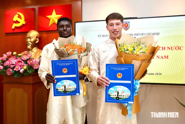 Williams Minh Hoàng (phải) đã được gọi lên đội tuyển Việt Nam, còn Olaha Mạnh Đức chờ thêm một khoảng thời gian ngắn nữa