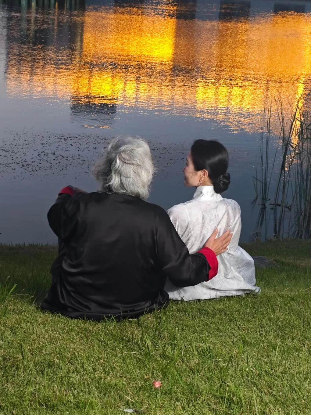 Vợ chồng Trương Kỷ Trung. Ảnh: Red Note