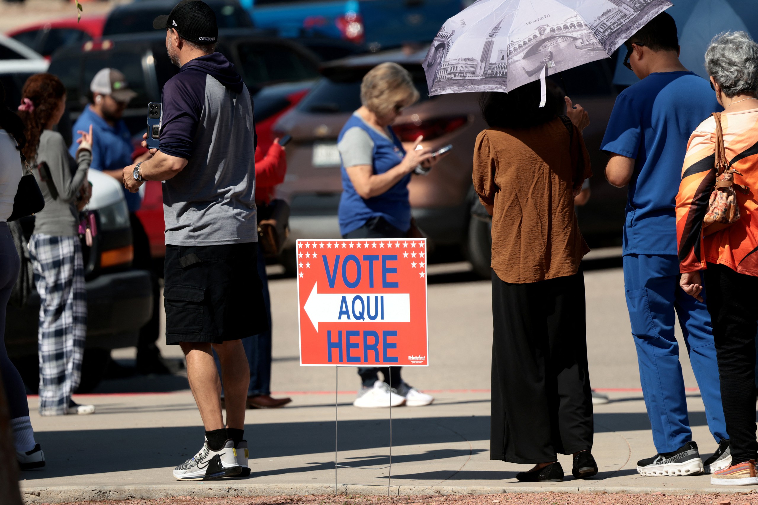Khung cảnh bỏ phiếu sớm tại tiểu bang Texas - Ảnh: REUTERS