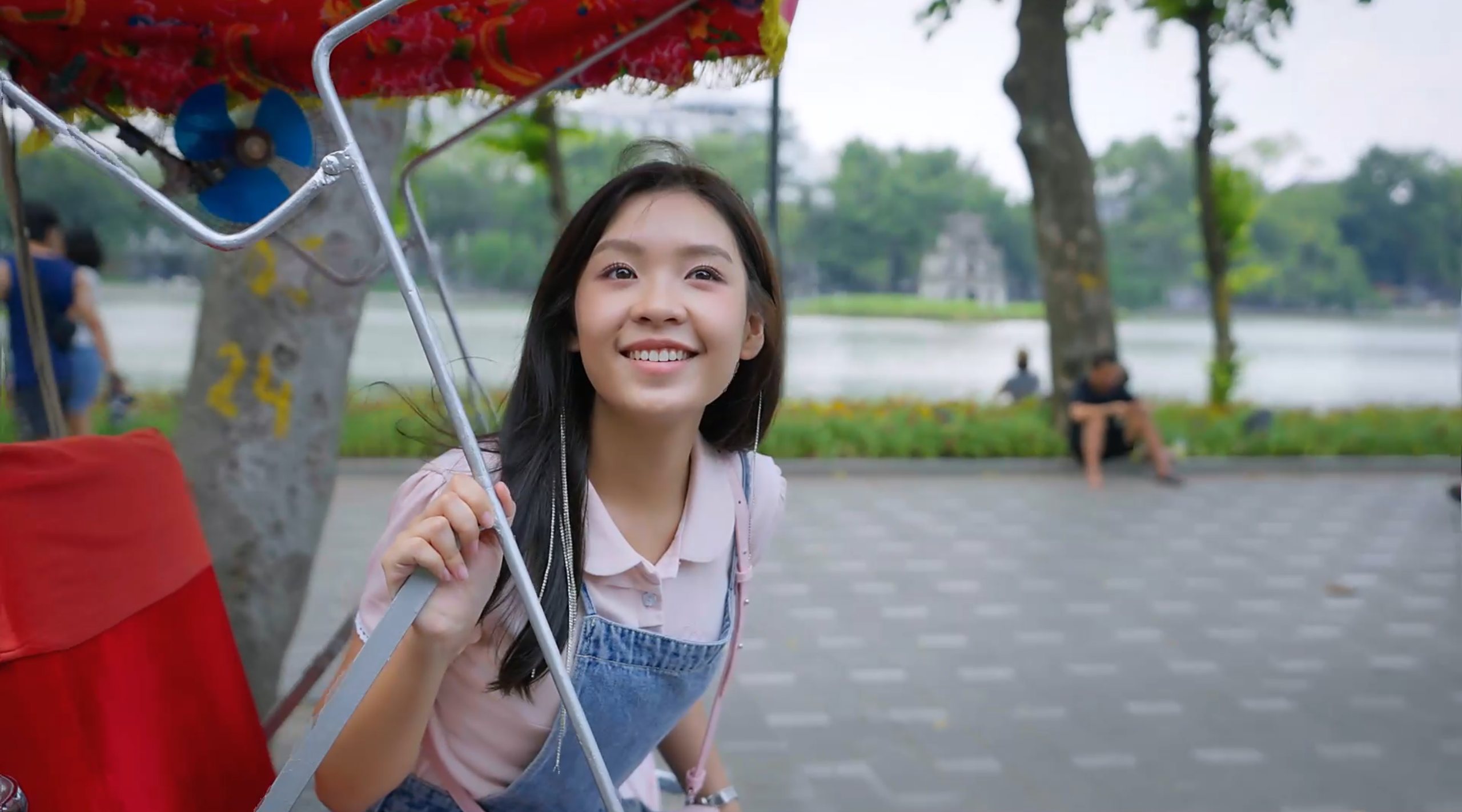 Diễn viên Lê Lưu Ly vai Trâm trong phim Xóm nhỏ - Ảnh: ĐPCC