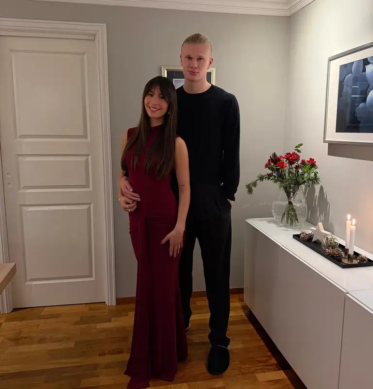 Người yêu là cô hàng xóm siêu xinh. Ảnh: IGNV