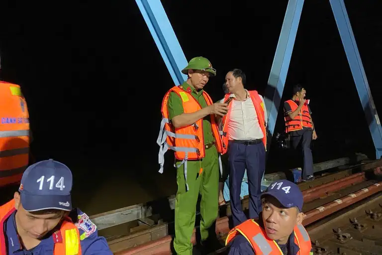 Lãnh đạo Công an tỉnh Quảng Trị chỉ đạo tại hiện trường. Ảnh: T.L.