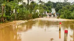 Nước dâng hơn một mét, nhiều hộ dân, du khách ở Lâm Đồng sơ tán