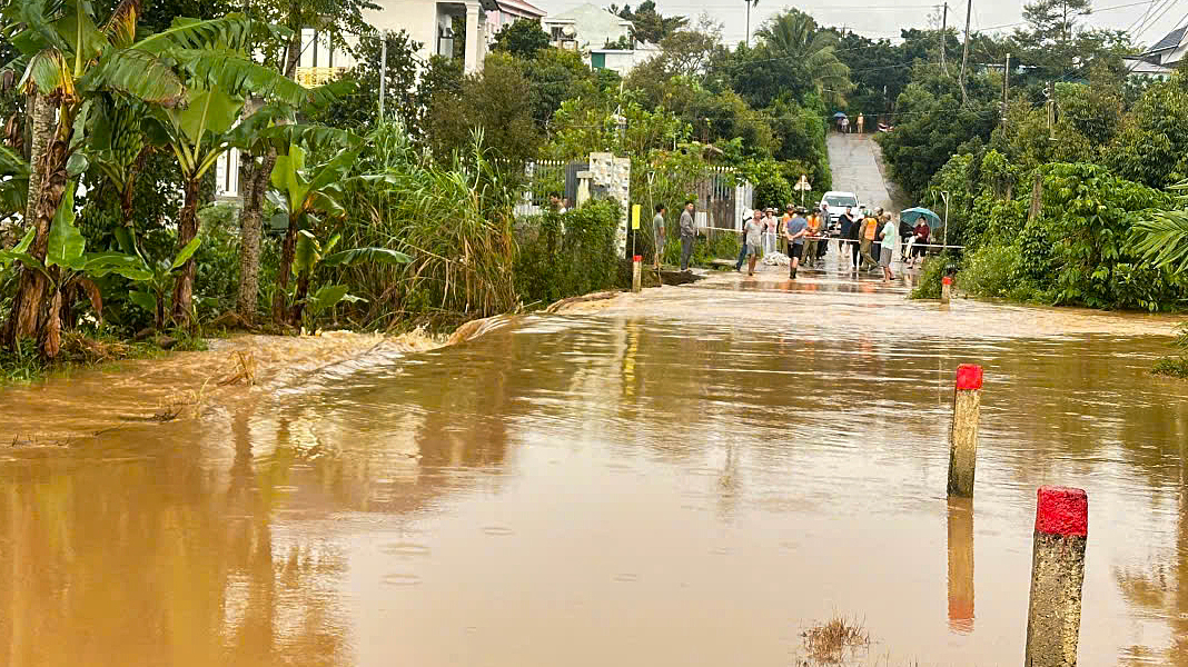 Nước dâng hơn một mét, nhiều hộ dân, du khách ở Lâm Đồng sơ tán