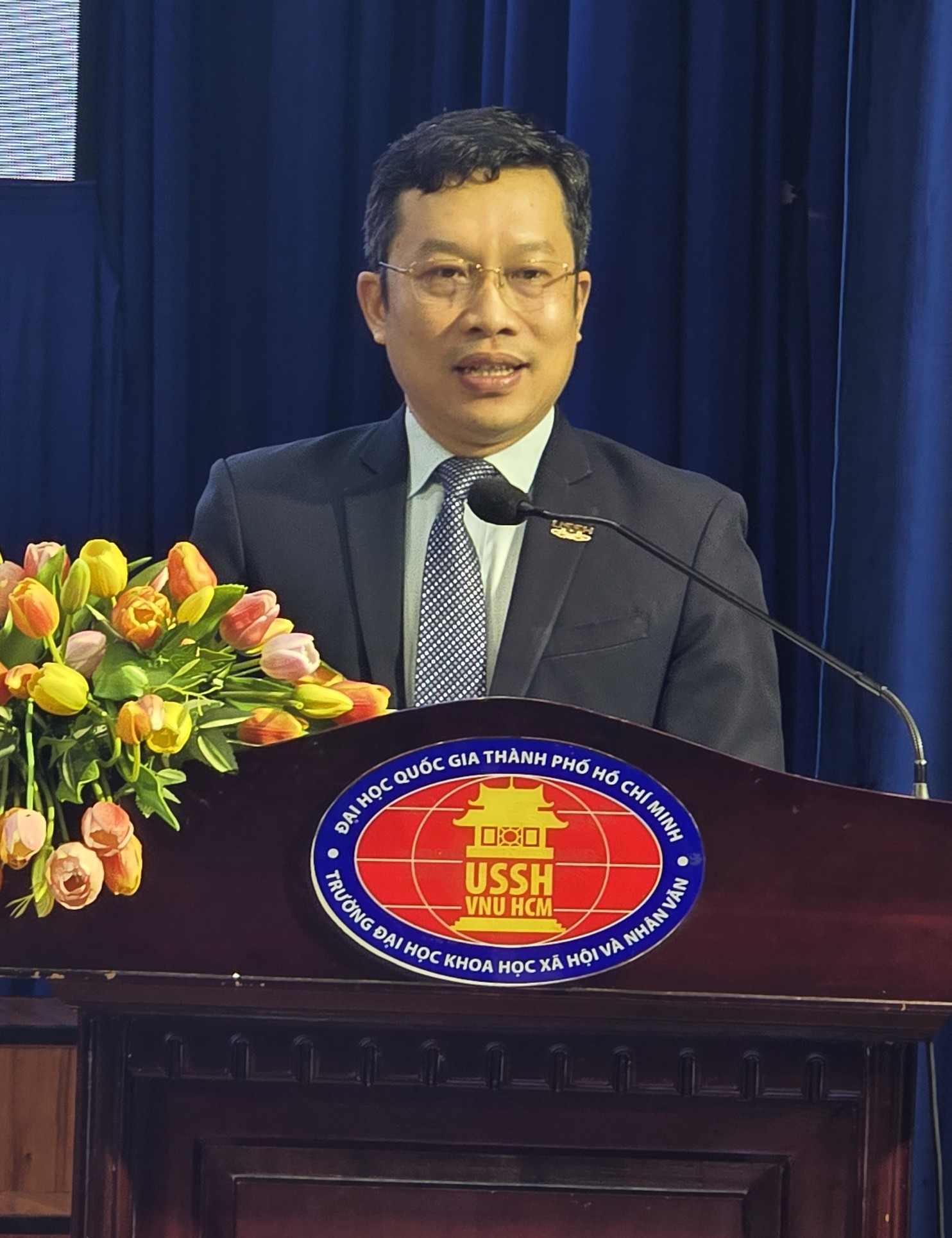 Tiến sĩ Lê Hoàng Dũng, Phó hiệu trưởng Trường đại học Khoa học xã hội và Nhân văn, phát biểu trong hội thảo - Ảnh: HOÀNG LÊ