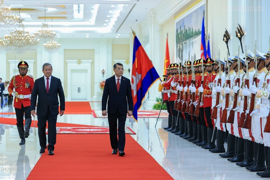 Thủ tướng Lê Minh Hưng và Thủ tướng Hun Manet duyệt Đội danh dự Quân đội Hoàng gia Campuchia. Ảnh: chinhphu.vn