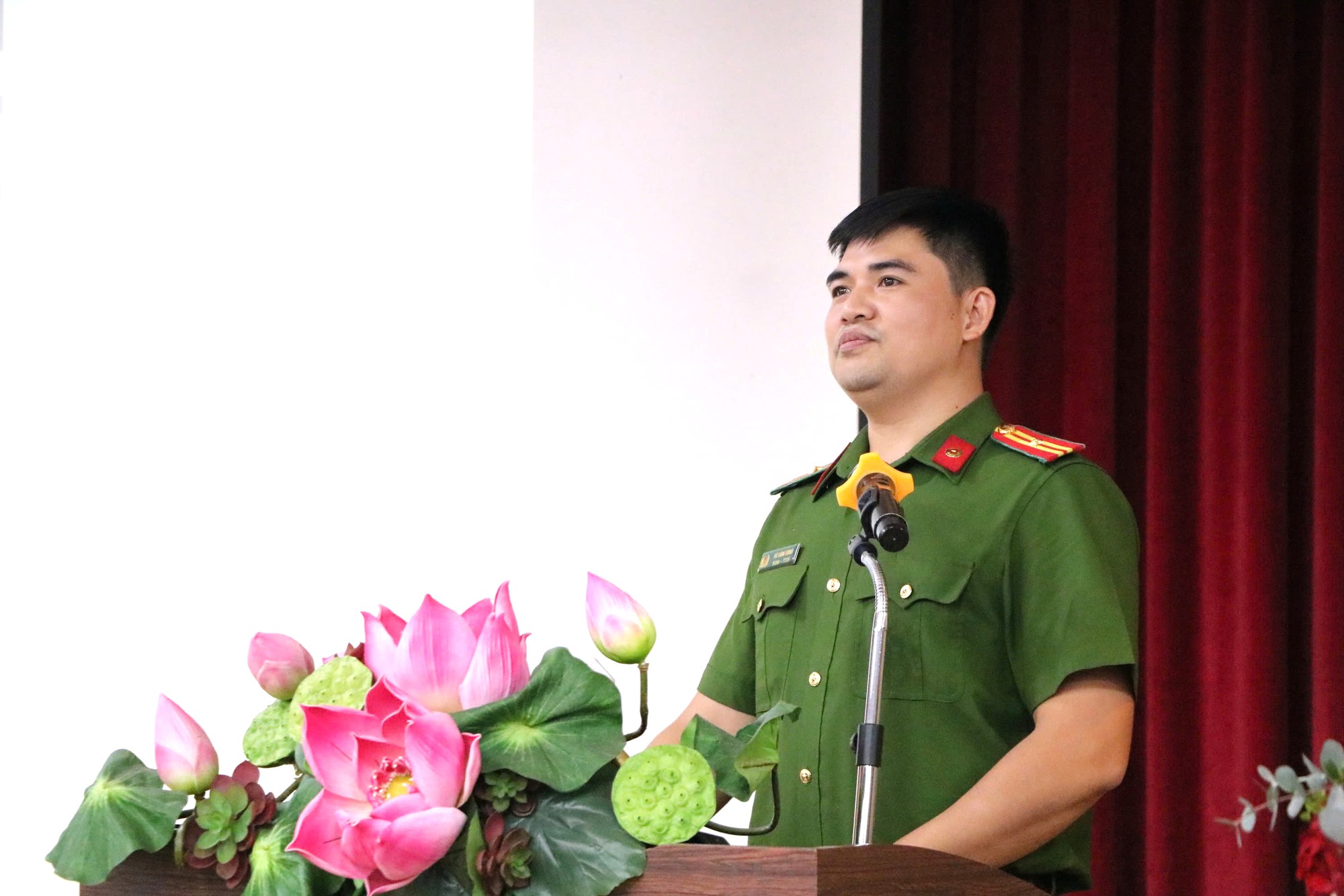 Thiếu tá Vũ Đình Thinh - Phòng Cảnh sát điều tra tội phạm về ma túy, Công an TP.HCM - chia sẻ tại hội nghị - Ảnh: THU HIẾN
