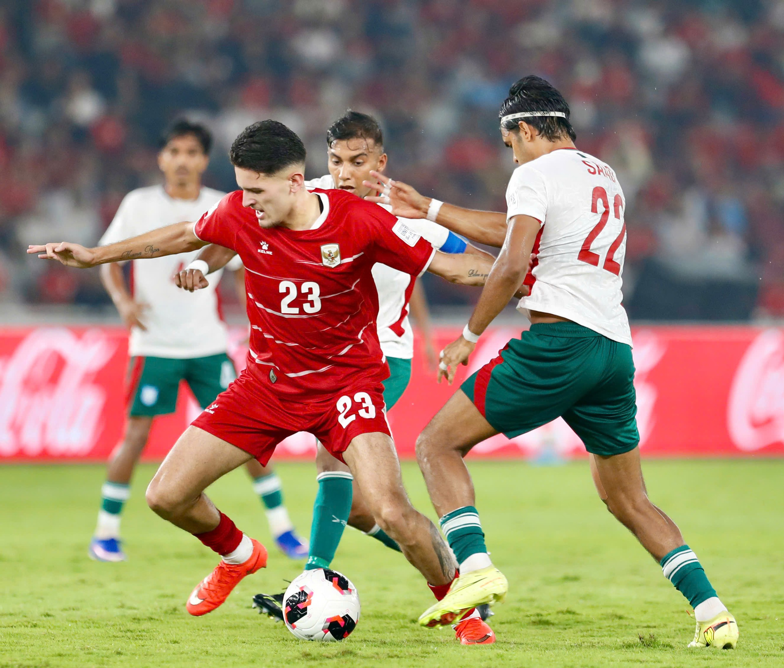 Indonesia (áo đỏ) vất vả đoạt vé chung kết