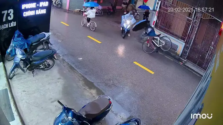 Một tình huống tương tự, cô gái cầm ô đi xe đạp phanh gấp khi nhìn thấy xe máy đi đến nên bị ngã lộn nhào, hôm 23/2/2025 tại Bạch Liêu, Vinh. Video: Hoàng Vũ