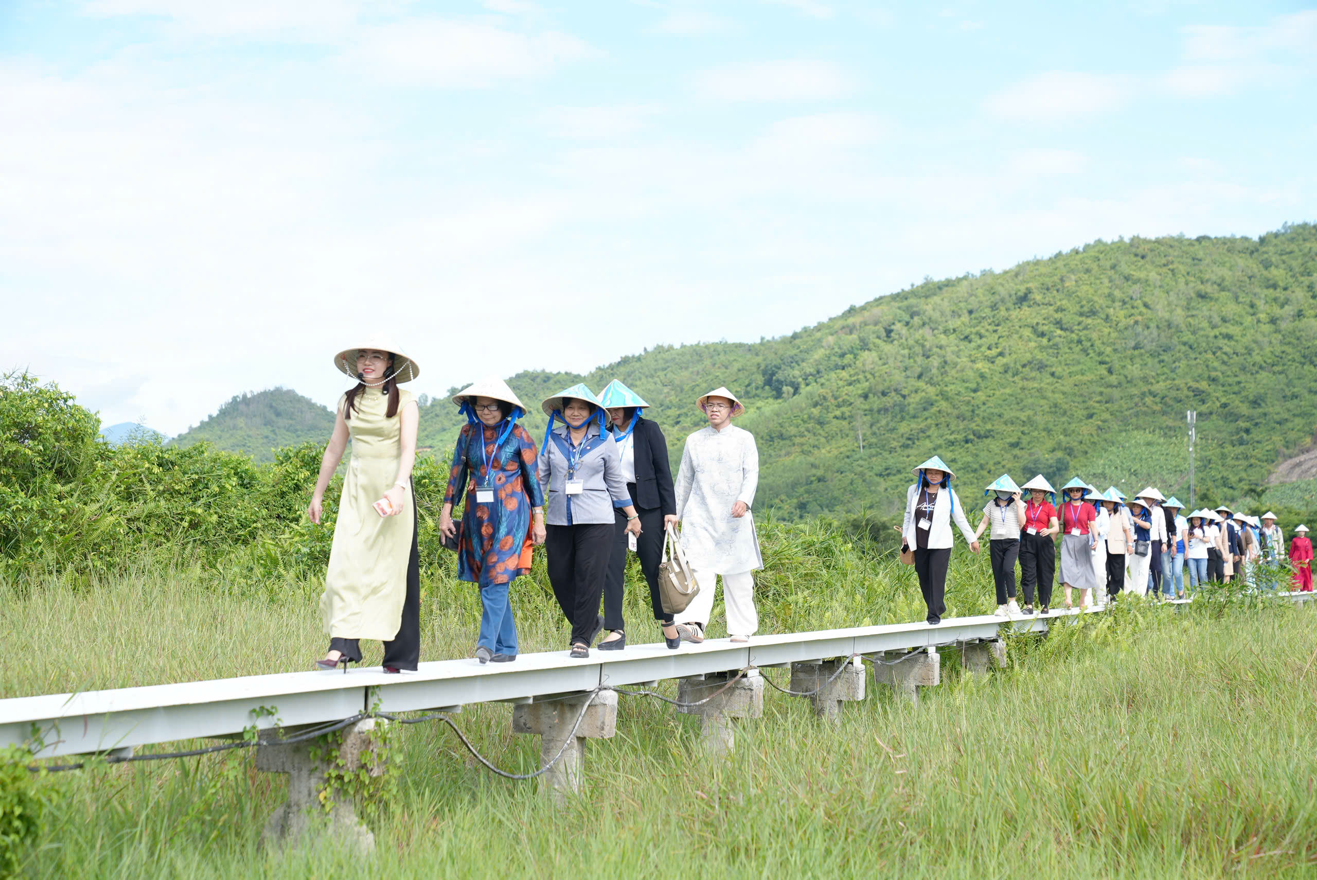 Bà Vũ Kim Hạnh - Chủ tịch Hiệp hội Doanh nghiệp hàng Việt Nam chất lượng cao (đi thứ 2 trong đoàn) - nói một trong những công thức Hiệp hội theo đuổi nhiều năm là "Tài nguyên bản địa + Công nghệ mới"