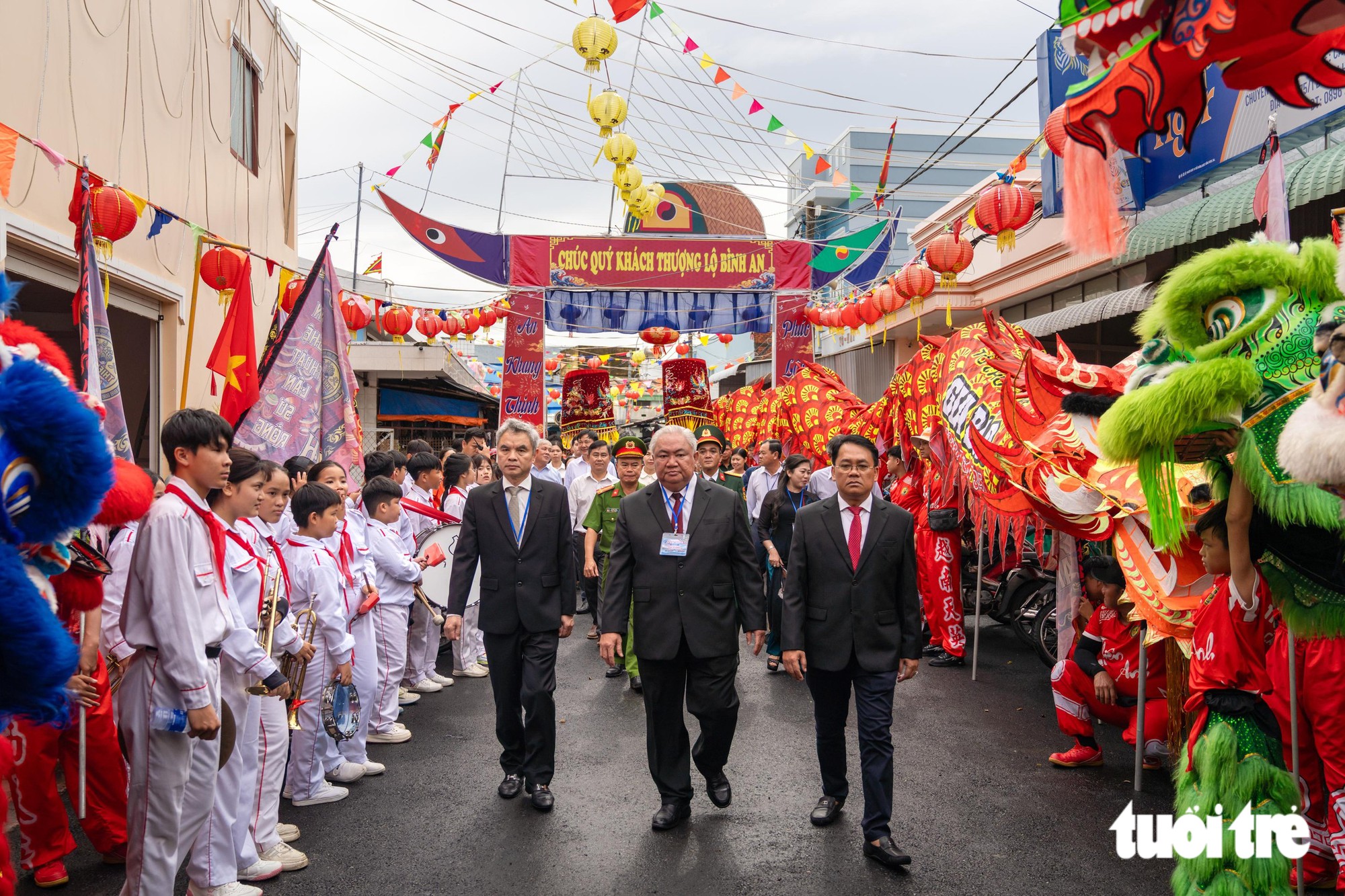 Từ trái qua: ông Mai Trung Hưng - Chủ tịch UBND xã Cần Giờ; ông Nguyễn Ngọc Vũ - Bí thư Đảng ủy, Chủ tịch HĐND xã Cần Giờ; ông Kha Văn Phước - Phó bí thư Thường trực Đảng ủy xã Cần Giờ; dẫn đầu đoàn thỉnh đại kỳ lễ hội - Ảnh: VĂN TRUNG