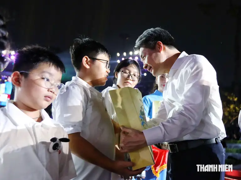 Ông Nguyễn Quang Đức, Ủy viên Trung ương Đảng, Phó bí thư Đảng ủy Mặt trận Tổ quốc và các đoàn thể Trung ương hỏi thăm, động viên các em