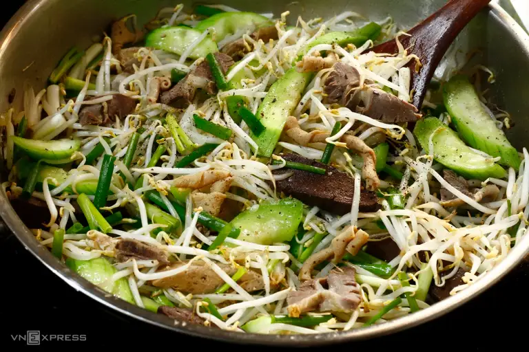 Nội tạng động vật là món được nhiều người yêu thích, nhưng cần hạn chế ăn để giảm mỡ máu hiệu quả. Ảnh: Bùi Thủy