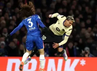 Cucurella (trái) chặn đứng Yamal trong trận Chelsea hạ Barca 3-0 ở lượt thứ năm vòng bảng Champions League tối 25/11/2025. Ảnh: AS