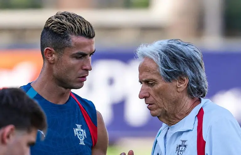 Ronaldo (trái) tố HLV Jesus thất hứa khiến anh phải rời khỏi tuyển Bồ Đào Nha - Ảnh: BOLA