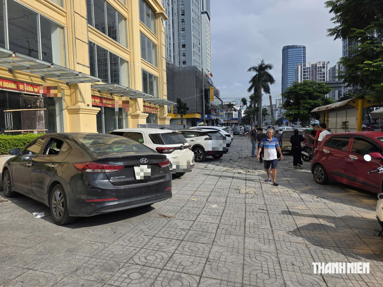 Xe ô tô đỗ trên vỉa hè sát khu chung cư bị đập vỡ kính