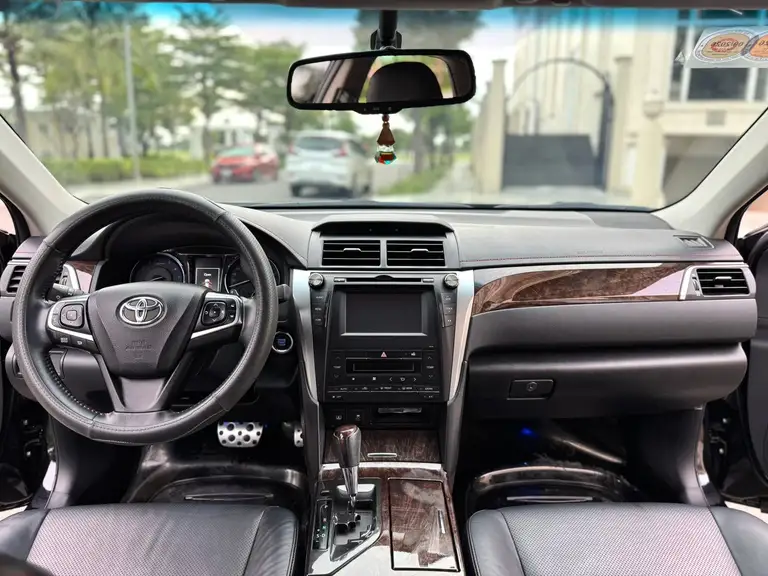 Camry 2016 là mẫu xe phù hợp với khách hàng không quá chú trọng yếu tố thiết kế, công nghệ