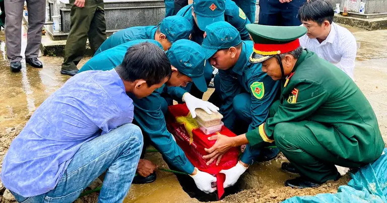 Phát hiện hài cốt liệt sĩ cùng mảnh vải dù