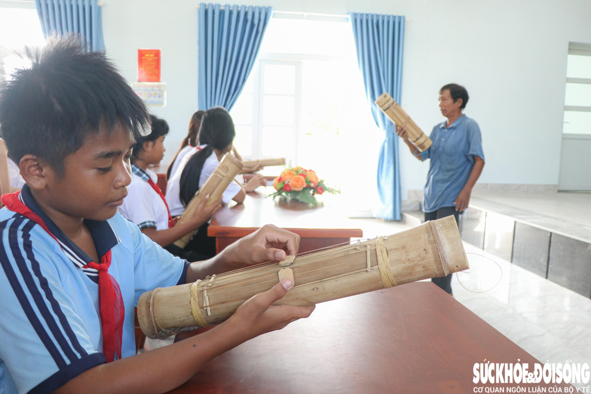 Nhiều em học sinh tò mò khi lần đầu tiên được biết đến đàn Chapi. Ảnh: Duy Ngọc.