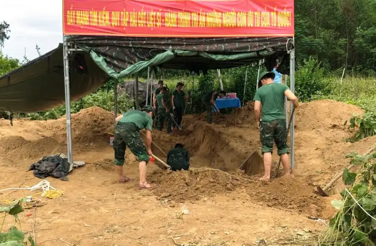 Các lực lượng phối hợp khai quật, cất bốc hài cốt các liệt sĩ tại khu mộ