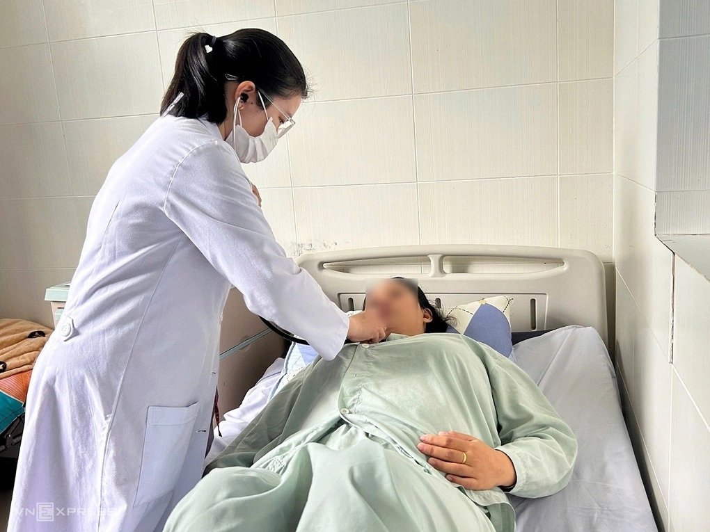 Thai phụ điều trị ở Bệnh viện Sản Nhi tỉnh Quảng Ngãi sau khi ăn bánh mì. Ảnh: Kim Ny