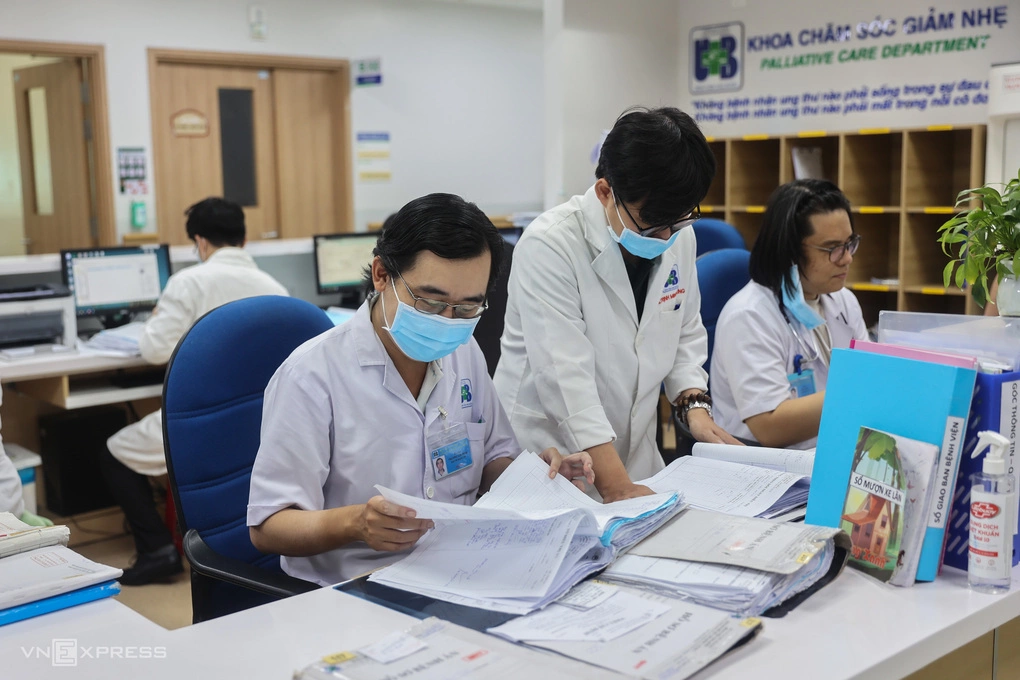 Y bác sĩ làm việc tại khoa Chăm sóc giảm nhẹ, Bệnh viện Ung Bướu TP HCM cơ sở 2. Ảnh: Quỳnh Trần