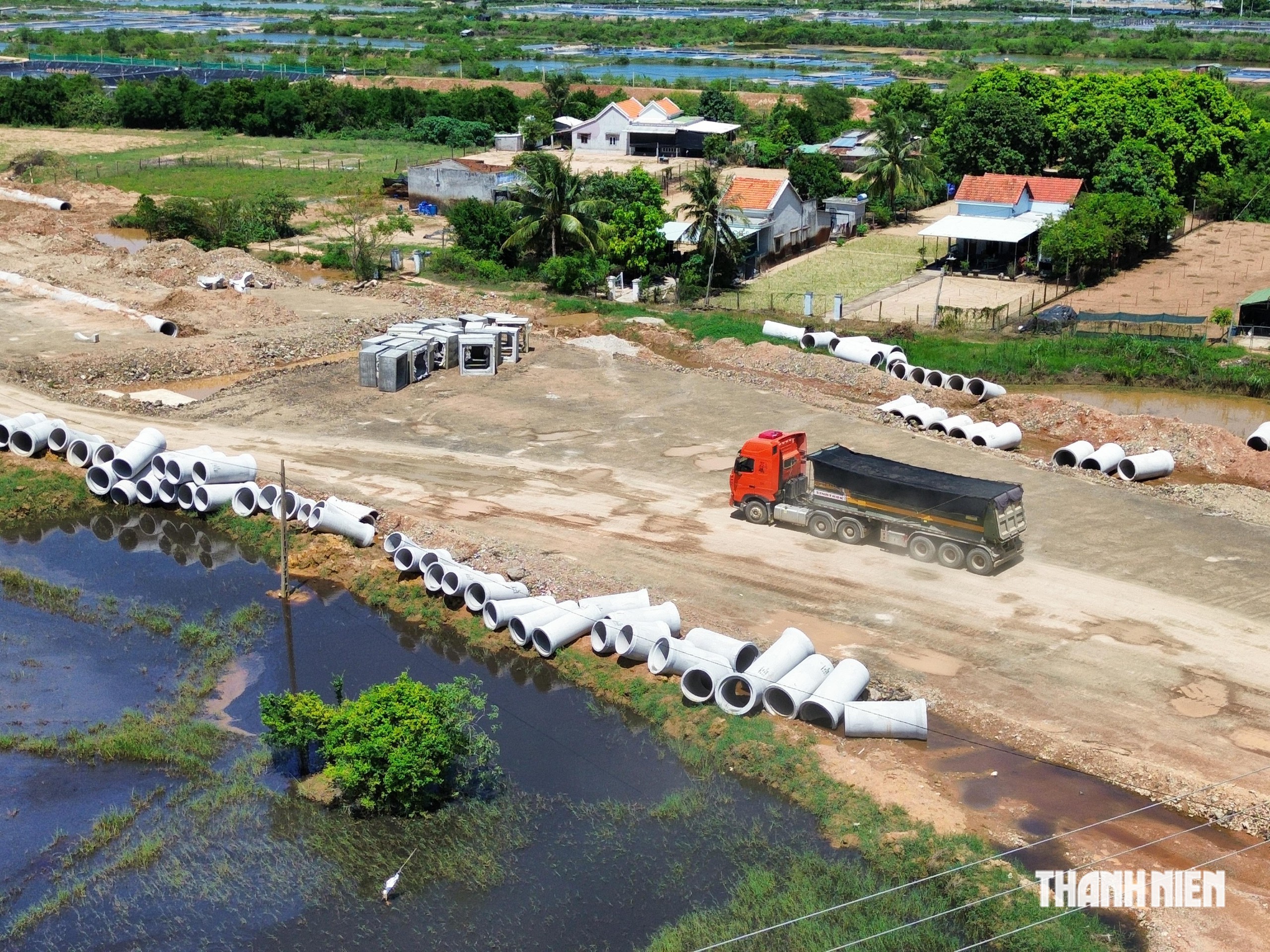 Xe chở vật tư vào khu vực thi công cầu, cống tuyến đường ven biển