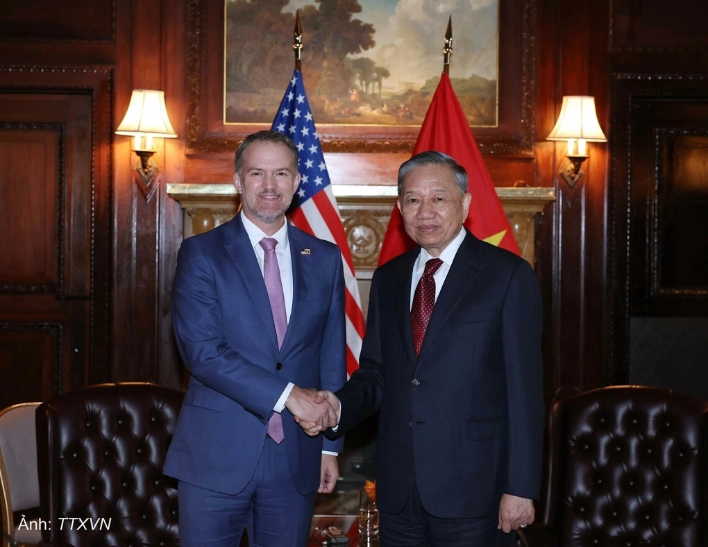 Tổng Bí thư, Chủ tịch nước Tô Lâm bắt tay Đại sứ Jamieson Greer, Đại diện Thương mại Mỹ. Ảnh: TTXVN