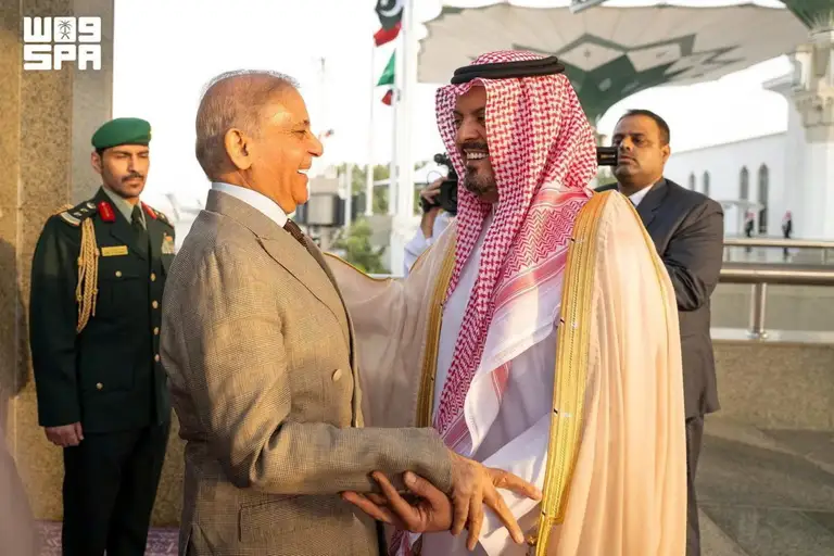 Phó thống đốc vùng Mecca - Hoàng tử Saud bin Mishaal bin Abdulaziz (bên phải) đón Thủ tướng Pakistan Shehbaz Sharif tại thành phố Jeddah (Saudi Arabia) ngày 6-8, trước hội nghị thượng đỉnh ba bên - Ảnh: Hãng thông tấn Saudi Arabia/Reuters