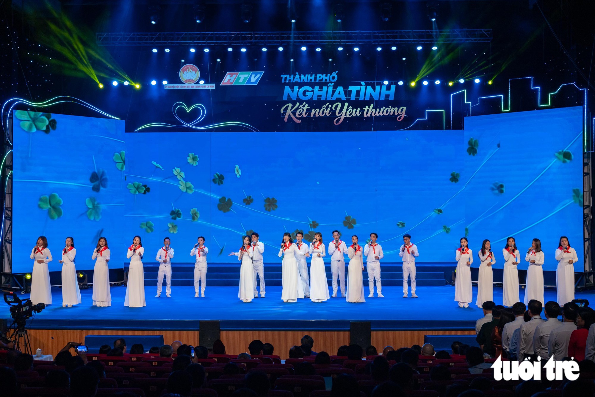 Đội Tình nguyện viên nghệ sĩ TP.HCM trình bày ca khúc Gieo - Ảnh: VĂN TRUNG