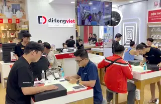 Khách mua iPhone Duo tại hệ thống Di Động Việt