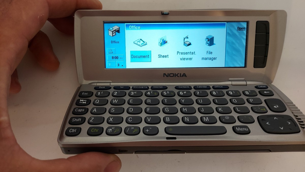 Nokia 9290 Communicator có giá 600 USD, vốn khá đắt đỏ thời điểm năm 2002