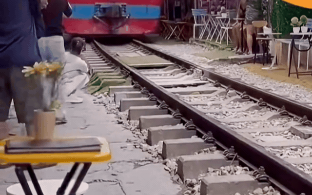 Clip ghi lại cảnh một người phụ nữ ngồi sát đường ray tại phố đường tàu Văn Miếu, bất ngờ bị tàu hỏa va chạm khi đoàn tàu chạy qua. (Video PhucThinh)