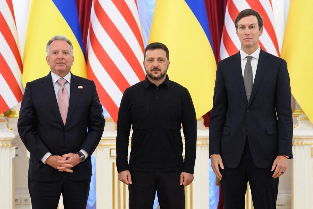 Tổng thống Ukraine Volodymyr Zelensky (giữa) gặp đặc phái viên Mỹ Steve Witkoff (trái) và Jared Kushner tại Kiev ngày 6/9. Ảnh: AFP