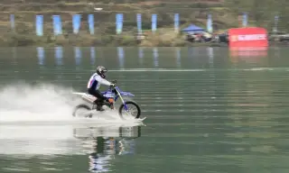 Trương chạy 40 km trên mặt sông Thần hôm 25/10. Video: CCTV