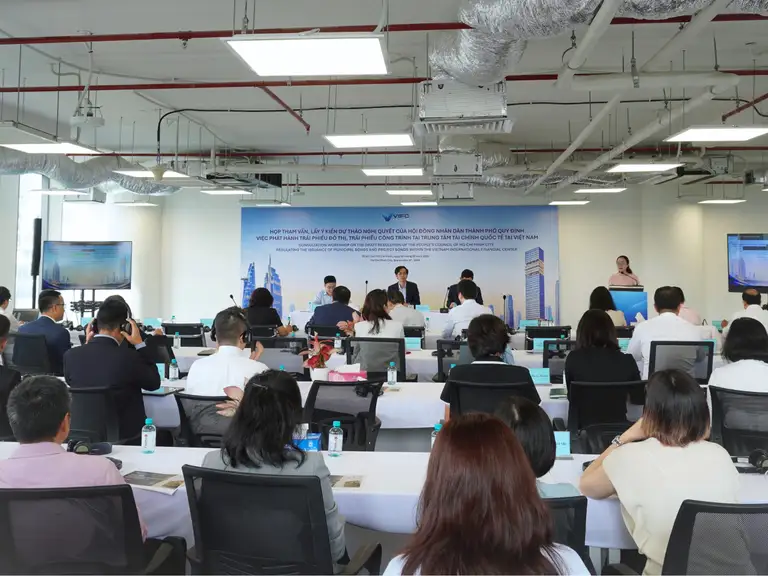 Buổi làm việc có sự tham dự của 50 đại biểu là đại diện các bộ, ngành Trung ương, sở, ngành TP.HCM cùng đông đảo chuyên gia, lãnh đạo các tổ chức tài chính, ngân hàng quốc tế và trong nước như World Bank/IFC, BNP Paribas, Citibank, UOB, MB Bank, HSC, HFIC...