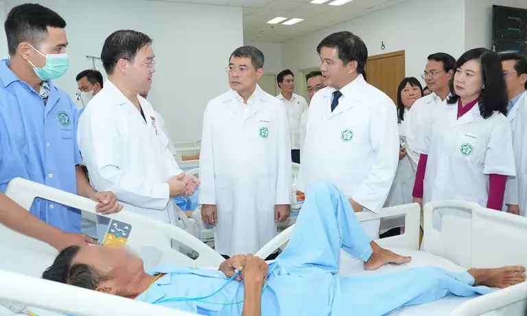 Thủ tướng Lê Minh Hưng (thứ 3 từ trái sang) thăm Bệnh viện Bạch Mai cơ sở Ninh Bình. Ảnh: Thành Dương