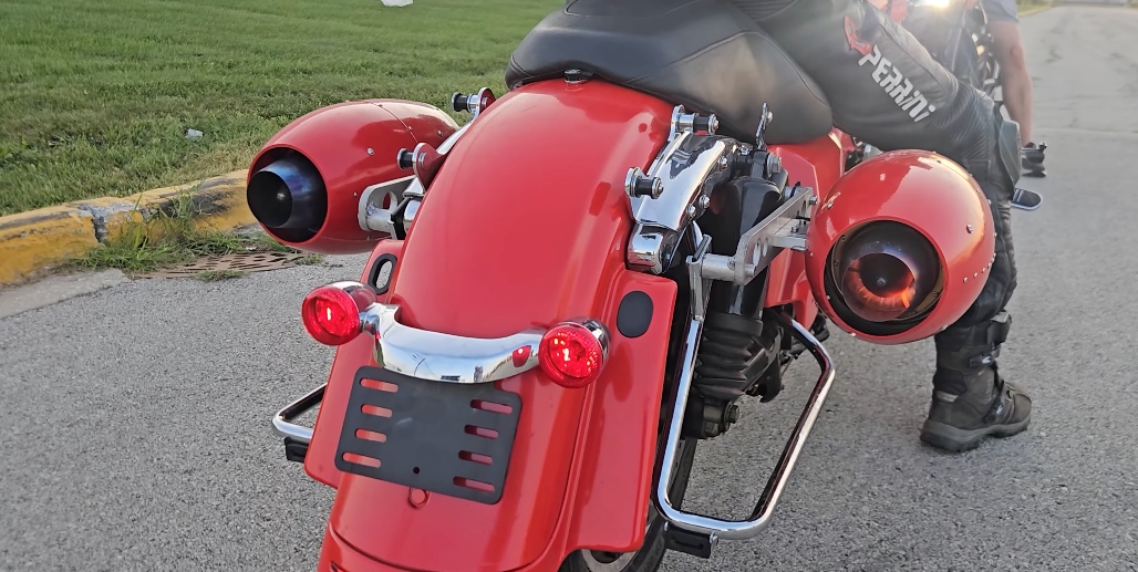 Matt Mikka đã kết hợp ý tưởng động cơ phản lực với Harley-Davidson để tạo ra chiếc mô tô độ Jet Glide. Jet Glide mang phong cách hàng không cổ điển, đặc biệt gợi nhớ những máy bay quân sự thời Thế chiến II.