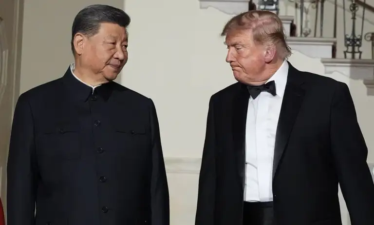 Tổng thống Donald Trump cùng Chủ tịch Trung Quốc Tập Cận Bình tại Đại sảnh Nhà Trắng trước khi bước vào quốc yến ngày 24/9. Ảnh: AP