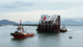 Lai dắt cầu đi bộ hình lá dừa vượt biển về trung tâm TP HCM