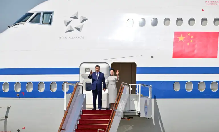 Chủ tịch Tập cùng phu nhân Bành Lệ Viên bước ra từ cửa máy bay khi tới Bishkek, Kyrgyzstan, ngày 30/8. Ảnh: AFP