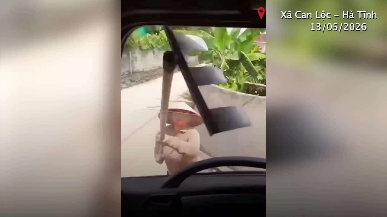 Tình huống tương tự, người phụ nữ dùng cào tấn công tài xế vì chèn xe lên thóc, tháng 5/2026 tại Hà Tĩnh. Video: CTV