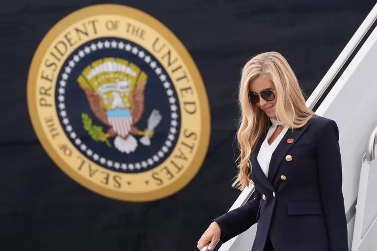 Bà Katie Zacharia bước xuống chuyên cơ Air Force One tại căn cứ Elmendorf-Richardson, bang Alaska, ngày 13-10 - Ảnh: AP