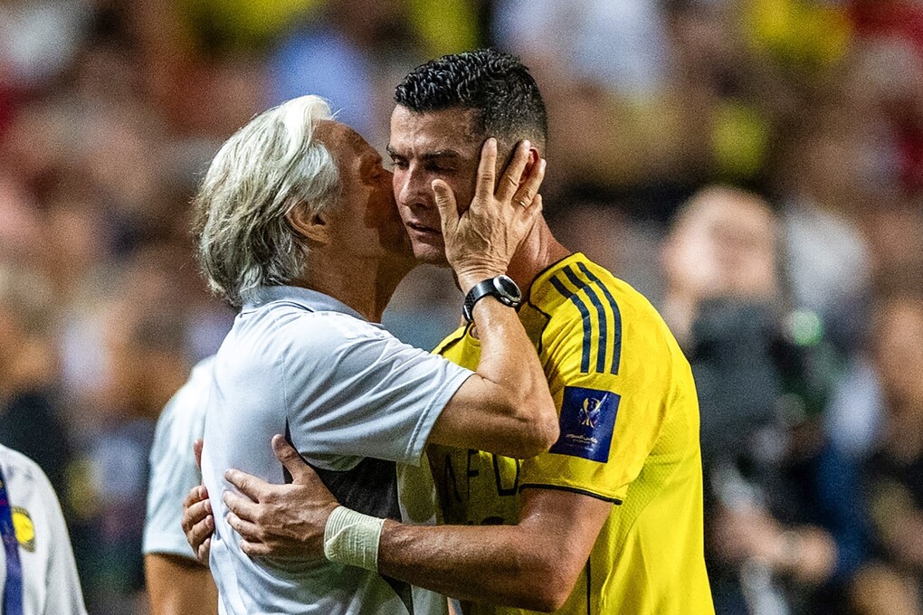 HLV Al-Nassr Jorge Jesus (trái) ôm Cristiano Ronaldo khi tiền đạo này được thay ra trong trận bán kết Siêu Cup Saudi giữa Al-Nassr và Al-Ittihad trên sân Hong Kong ngày 19/8/2025. Ảnh: AFP