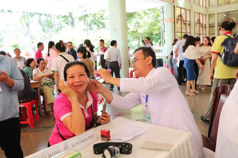 Các bác sĩ thuộc bệnh viện phối hợp cùng trạm y tế tổ chức chương trình khám sức khỏe miễn phí cho người dân - Ảnh: THU HIẾN