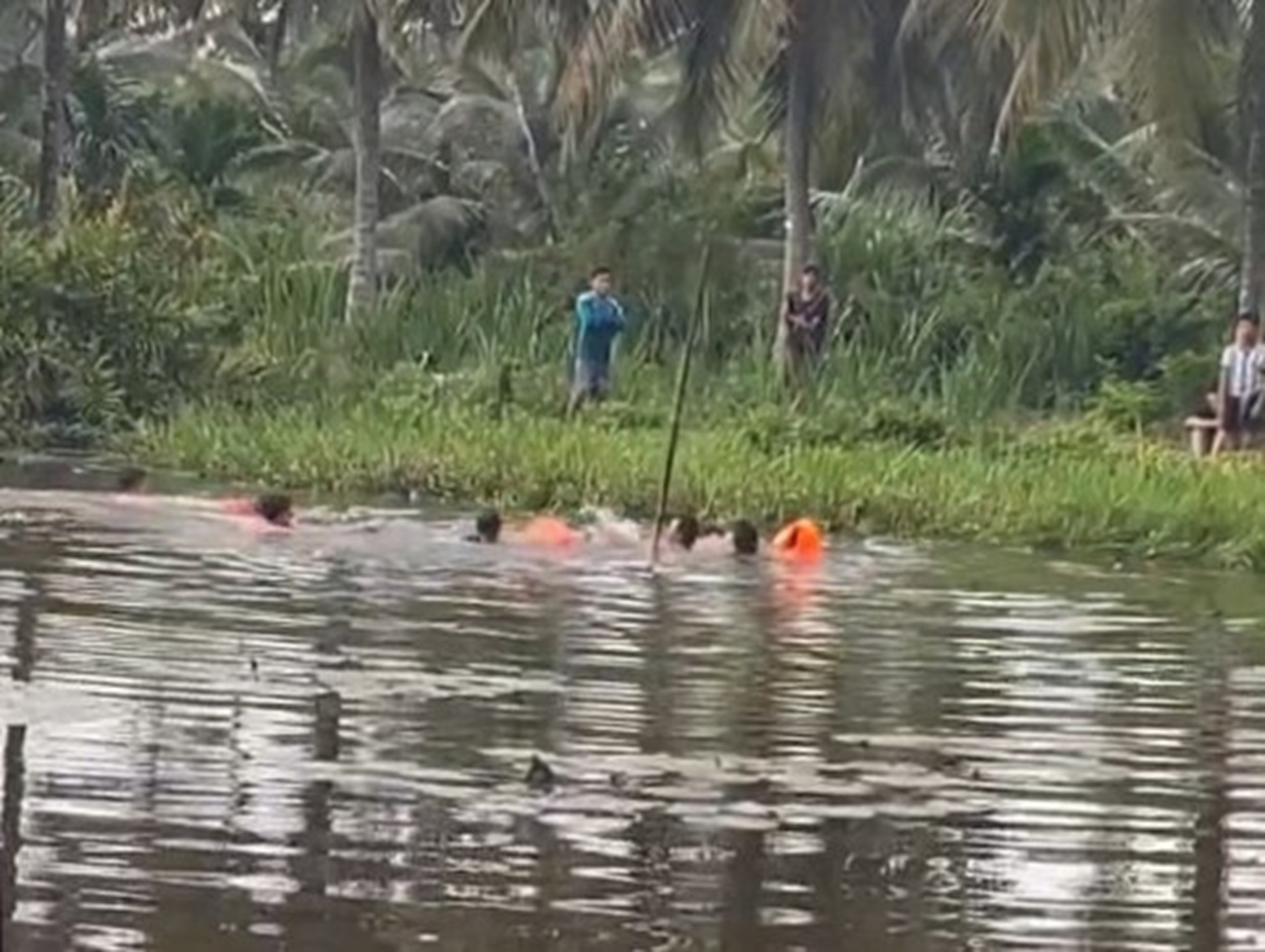 Người dân hỗ trợ tìm kiếm thi thể nam sinh đuối nước