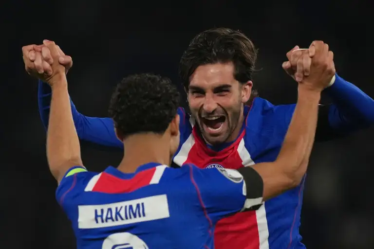 Ferran Torres reo mừng bàn thắng cùng Achraf Hakimi trong trận PSG gặp Slovan Bratislava ở lượt đầu vòng phân hạng Champions League tại Paris, Pháp, ngày 9/9/2026. Ảnh: AP
