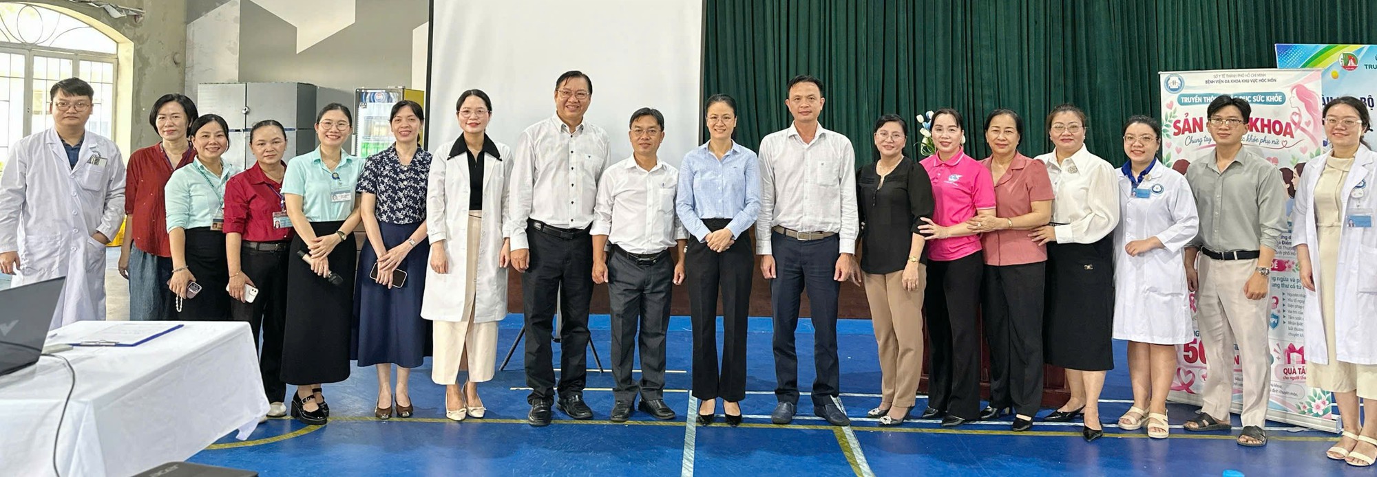 Lãnh đạo UBND xã Bà Điểm, Trạm y tế xã Bà Điểm cùng lãnh đạo và y bác sĩ Bệnh viện Đa khoa khu vực Hóc Môn tại chương trình - Ảnh: Bệnh viện cung cấp
