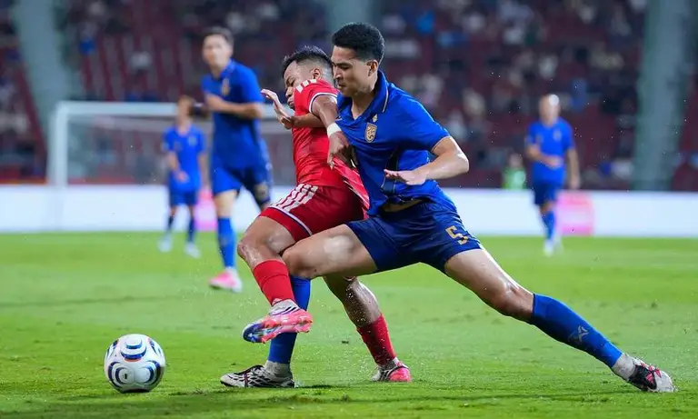 Tiền vệ Thái Lan Seksan Ratree tranh bóng với cầu thủ Singapore trong trận lượt về bán kết ASEAN Cup 2026. Ảnh: Changsuek
